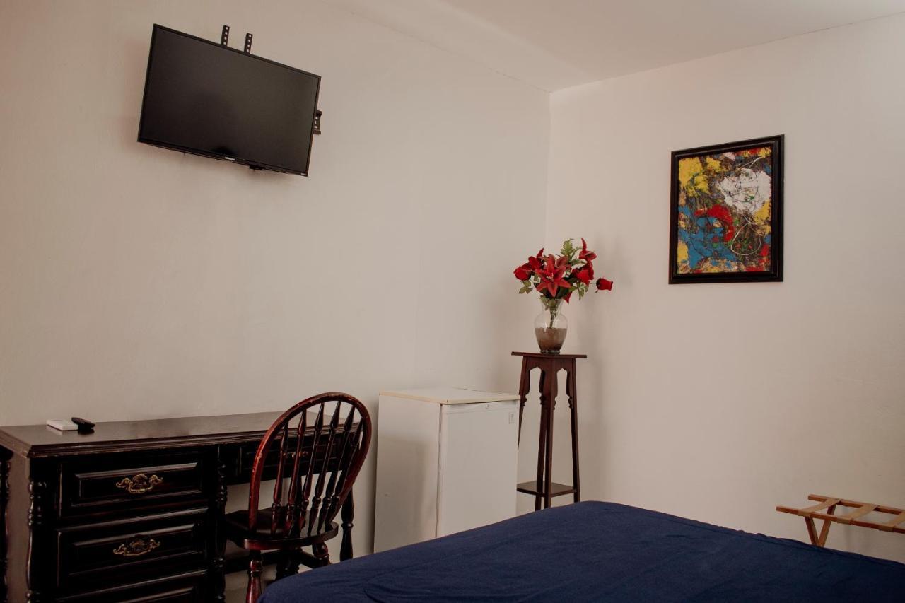 Suites Cervantes Chihuahua Exterior photo